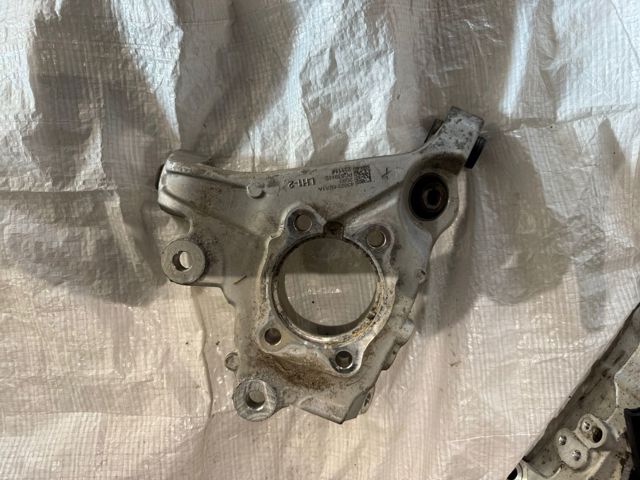 Цапфа поворотная левая 3770A107 MITSUBISHI