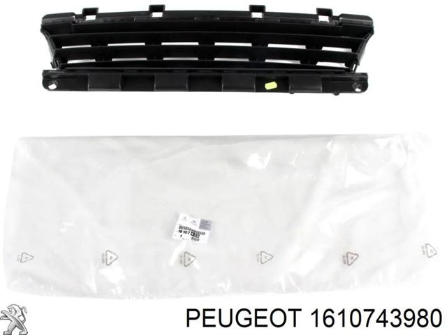 Решетка переднего бампера, центральная 1610743980 PEUGEOT