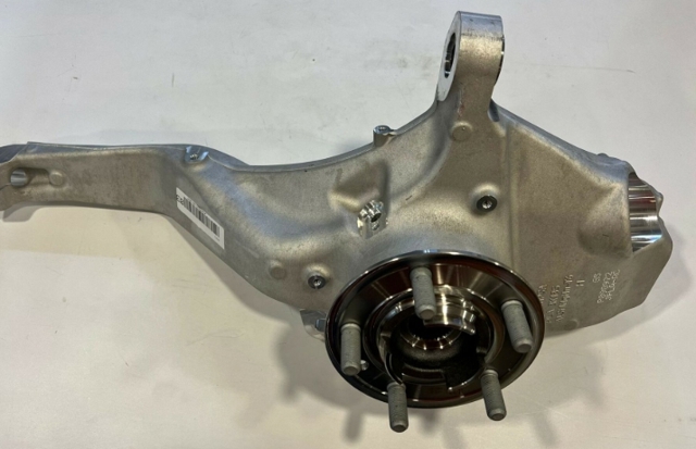 Кулак поворотный передний правый LR155542 LAND ROVER
