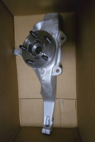 Кулак поворотный передний левый LR155543 LAND ROVER