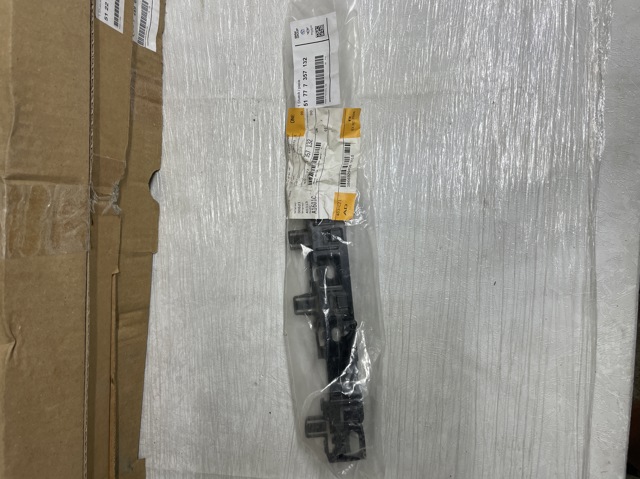 Кронштейн наружной накладки порога правой 51777357132 BMW