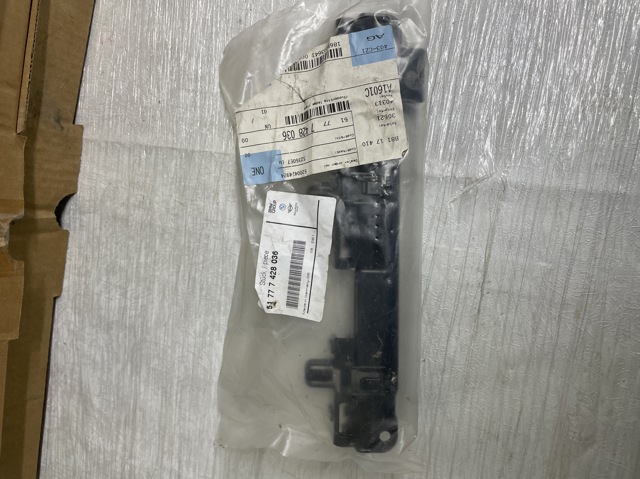 BMW 51777428036 Кронштейн наружной накладки порога правой в наличии Украина