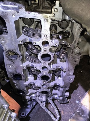 Головка блока цилиндров (ГБЦ), правая LR014249 LAND ROVER