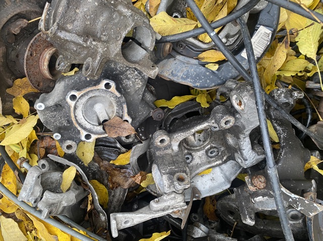 Цапфа (поворотный кулак) передний правый 31211092854 BMW