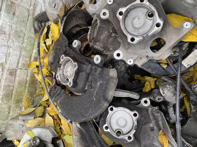 Кулак поворотный передний правый 31211096496 BMW