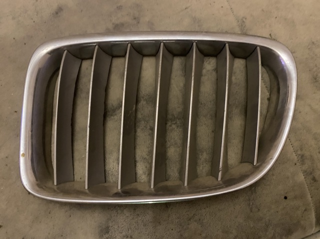 Решетка радиатора левая 51112993307 BMW