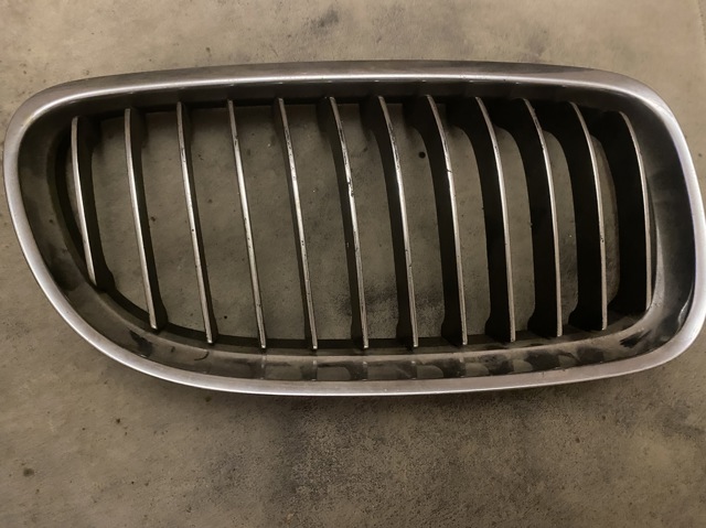 Решетка радиатора правая 51137201970 BMW
