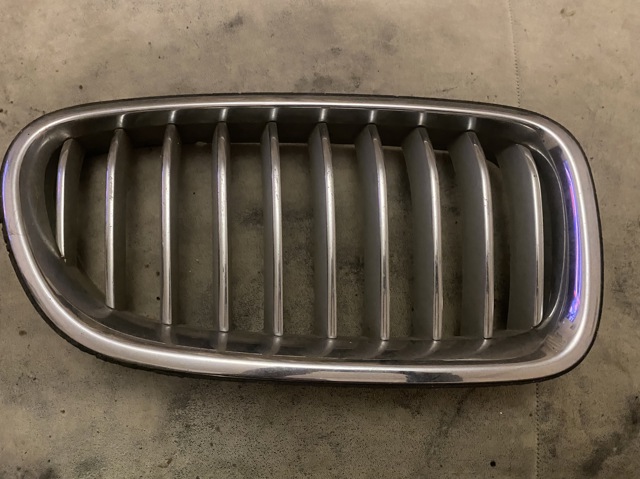 Решетка радиатора правая 51137340320 BMW