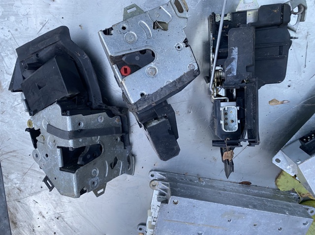 Дверной замок передний правый 51218235102 BMW