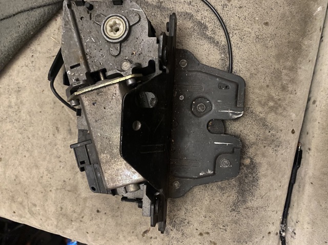 Замок задней двери 51247111008 BMW