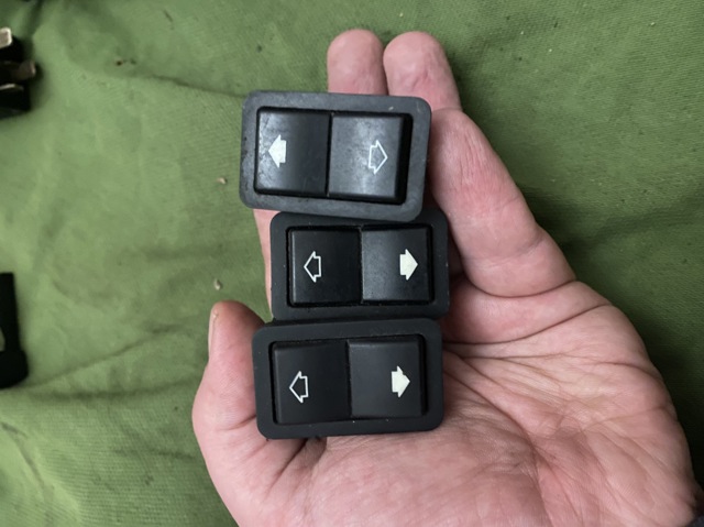 Кнопка подъемника задних стёкол 8368974 BMW