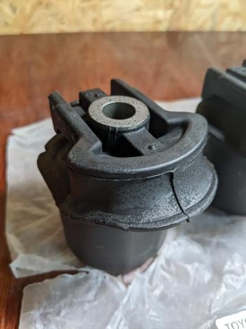 TOYOTA 4872552030 Сайлентблок задней балки (подрамника) в наличии Ирпень