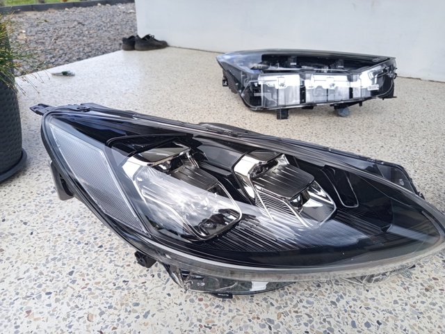 Вставка фары правой LV4B13E014 FORD