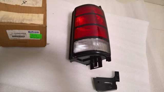 Фонарь задний правый Dodge Grand Caravan US