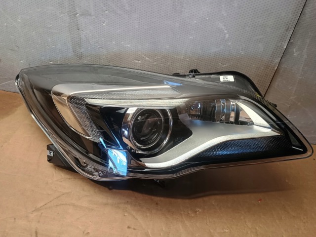 Вставка фары правой 13432957 OPEL