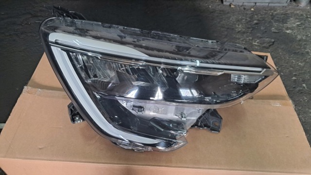 Вставка фары правой 260102683R RENAULT