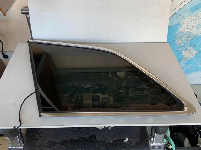Стекло багажного отсека, левое 4M0845297B VAG