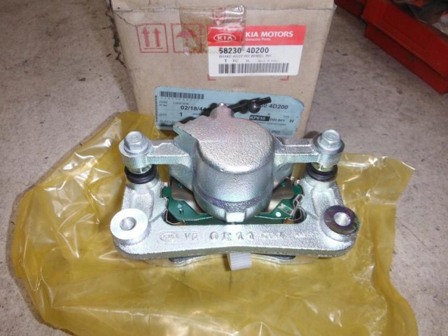 Задний правый суппорт 582304D200 HYUNDAI