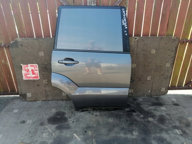 Пассажирская передняя дверь 6700160540 TOYOTA