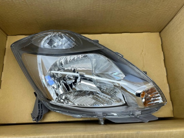 Фара комбинированная, передняя 81110B1040 DAIHATSU