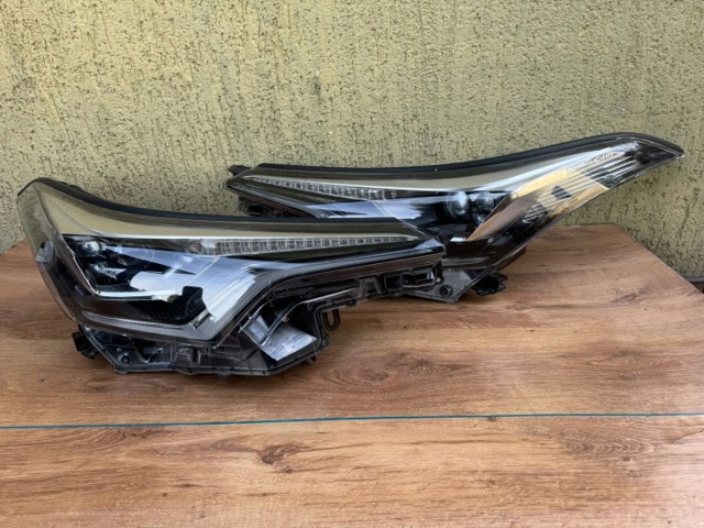 Фара передняя правая 81110F407100 TOYOTA