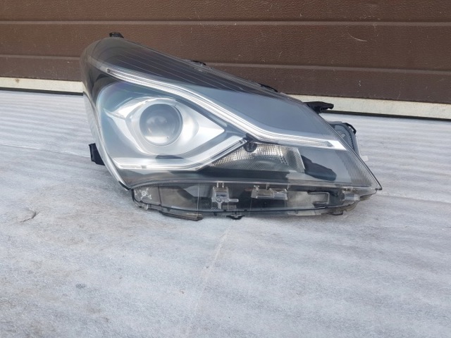 Правая блок фара 811300DK10 TOYOTA