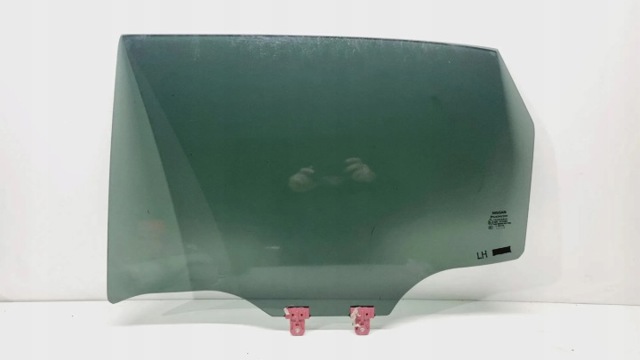Стекло задней двери, левой 823016UA0B NISSAN