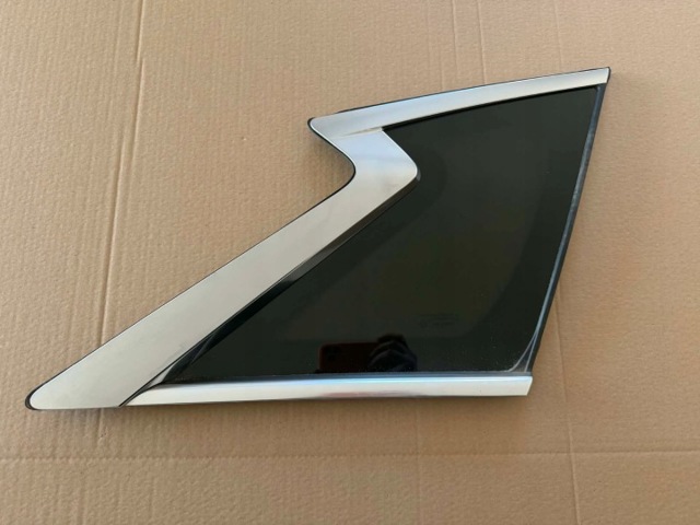 Стукло багажника, правое 833005NA0C NISSAN