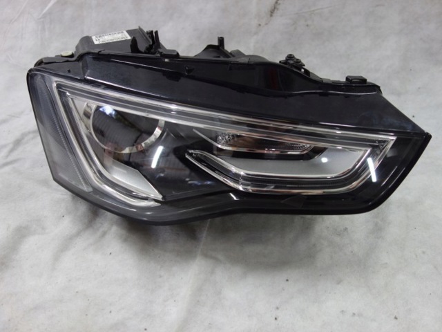 Вставка фары правой 8T0941044C VAG