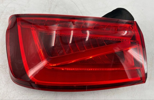 Задний левый внешний фонарь 8V5945095C VAG