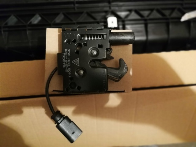 Замок крышки капота 95B823509A PORSCHE