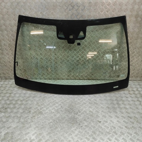 Переднее стекло A2056709300 MERCEDES