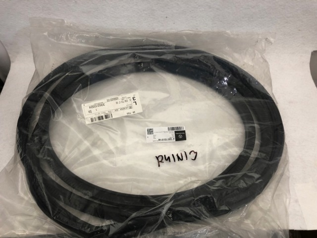 MERCEDES A6397330798 Уплотнитель двери задней правой (на кузове) в наличии Ровно