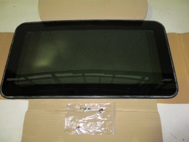 Стекло крыши LR045422 LAND ROVER