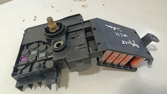 MERCEDES A2115461141 Колодка соединительная плюсового кабеля в наличии Киев