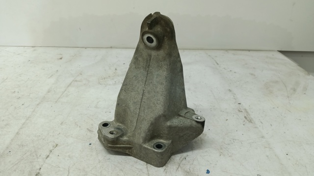 Кронштейн подушки (опоры) двигателя, левой A2712230904 MERCEDES