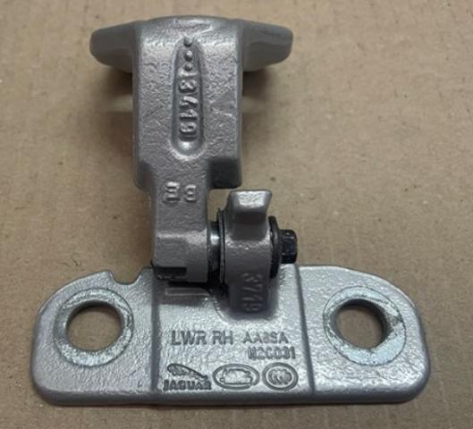 Дверной шарнир правый передний LR056351 LAND ROVER