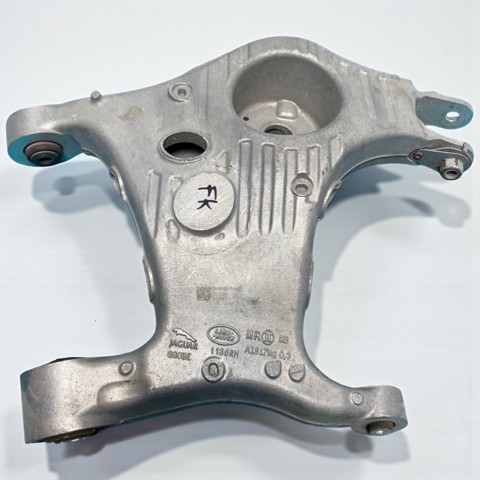 Рычаг задней подвески нижний, правый LR098947 LAND ROVER