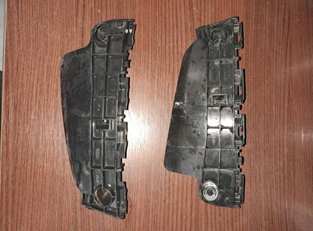Кронштейн крепления бампера переднего правый 5211560141 TOYOTA