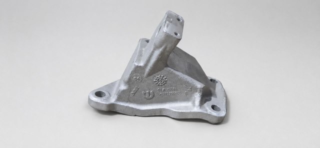 Кронштейн подушки (опоры) двигателя, левой 68252524AA CHRYSLER