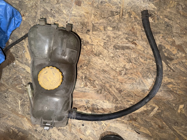 Крышка расширительного бачка Ford Escort 4