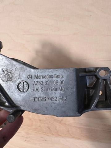 Кронштейн передней панели правый A2536210600 MERCEDES