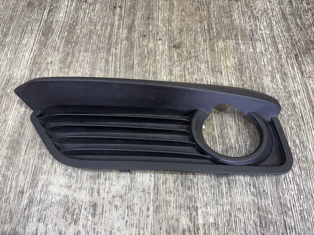  Решетка переднего бампера левая 51117371665 BMW
