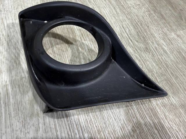 8148153020 TOYOTA Заглушка (решетка) противотуманных фар бампера переднего правая купить в Хмельницкий