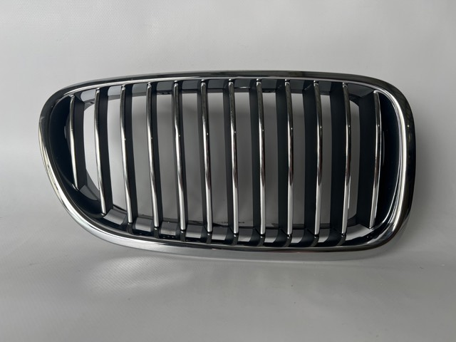 Решетка радиатора правая 51137200728 BMW