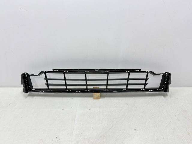 BMW 51118081077 Решетка бампера переднего центральная в наличии Харьков