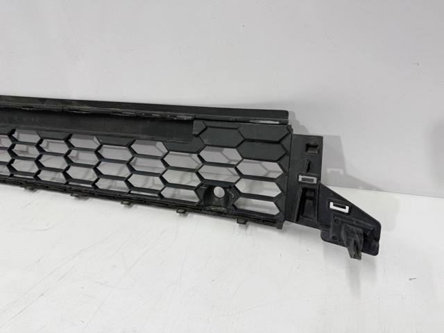 VAG 565853677C Решетка радиатора в наличии Житомир