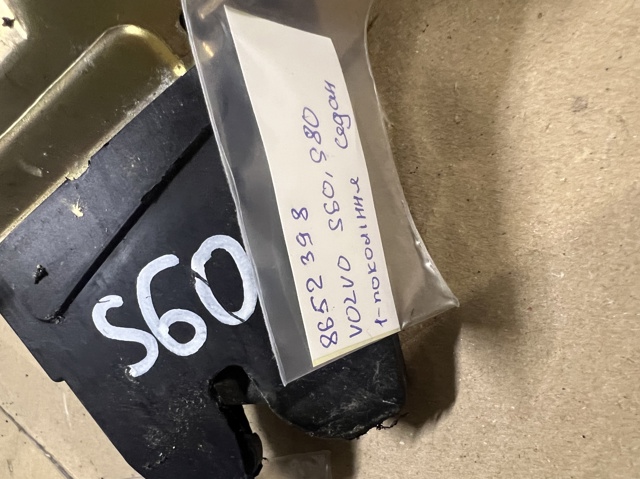 8652398 Замок открывания лючка бензобака купить Ужгород