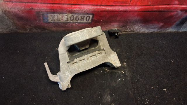 Подушка (опора) двигателя, передняя 13248479 OPEL