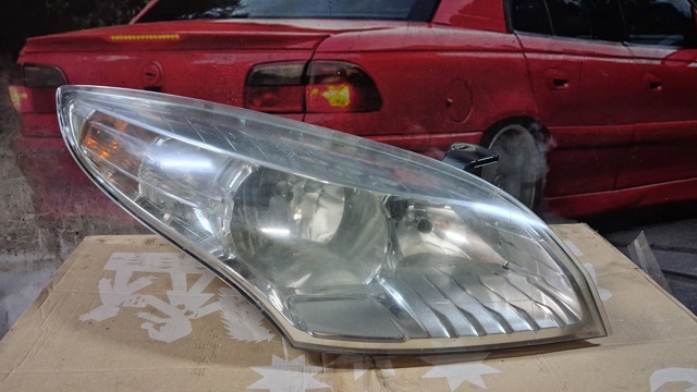 Вставка фары правой 260100017R RENAULT